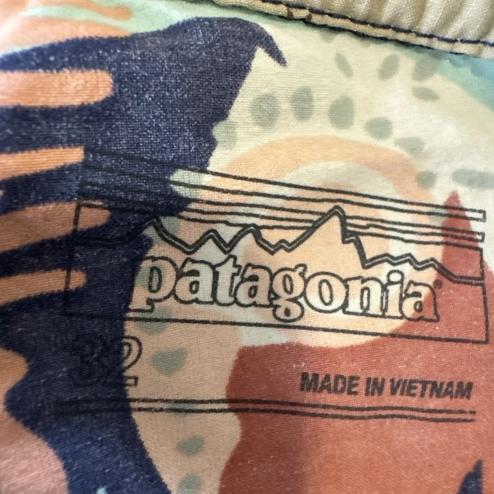 Patagonia‎ Men's Size 32 Wavefarer Scallop Hem Board Shorts Hawaiian Sunset